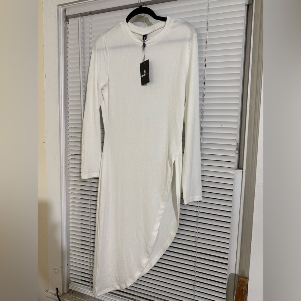 STYLEWE White Tunic with slit on the side
Size-Large
Materials-Cotton & spandex